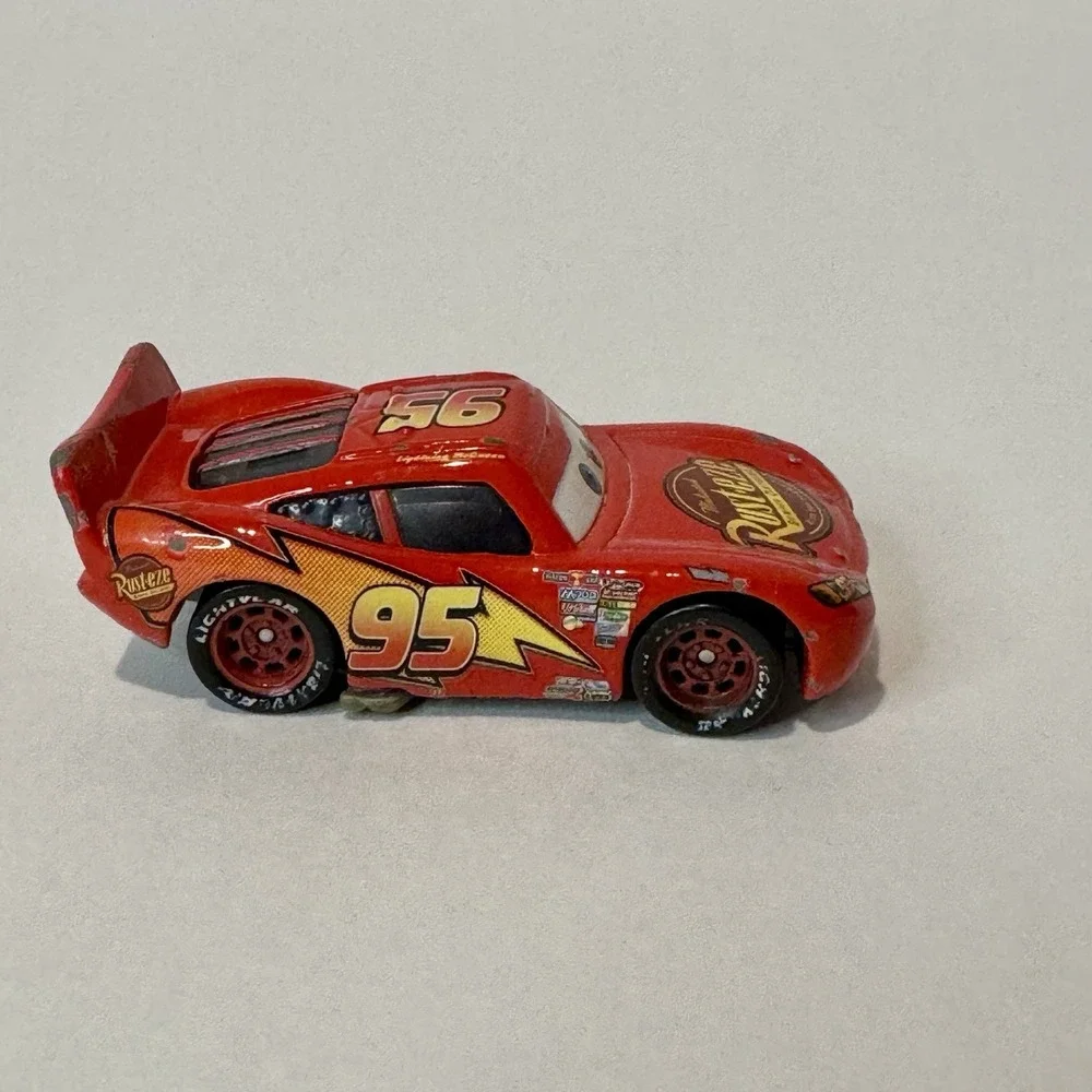 Disney Pixar Cars Lightning McQueen Diecast Toy Car 1:55 Red Rust-eze 95
